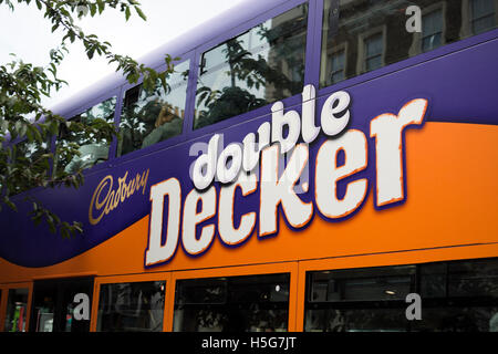 Routemaster bus dans Cadbury Double Decker livrée, London, UK Banque D'Images