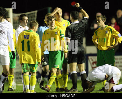 Le capitaine Greg Thurrock Lincoln reçoit un carton rouge de l'arbitre Wade Norcutt - Chelmsford City vs Thurrock - Essex Senior Cup 4ème tour à Melbourne Park Stadium - 03/12/07 Banque D'Images