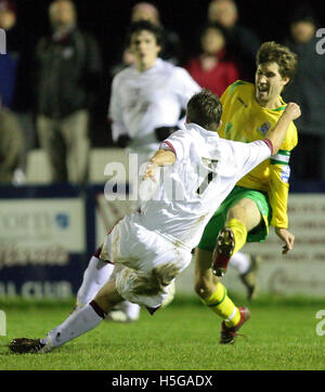 Greg Lincoln de Thurrock est ensuite envoyé pour ce défi sur Stuart Ainsley de Chelmsford (7) - Ville de Chelmsford vs Thurrock - Essex Senior Cup 4ème tour à Melbourne Park Stadium - 03/12/07 Banque D'Images