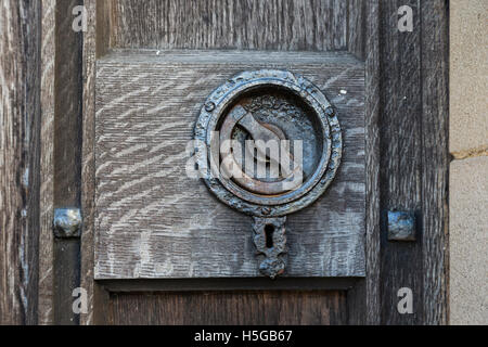 Vieux Chêne sur les prises de fer porte de l'église, Windermere, Cumbria Banque D'Images