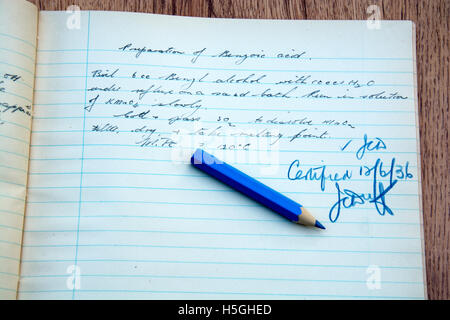 Un livre de chimie qui a été marquée par l'enseignant et datée 1936. Banque D'Images