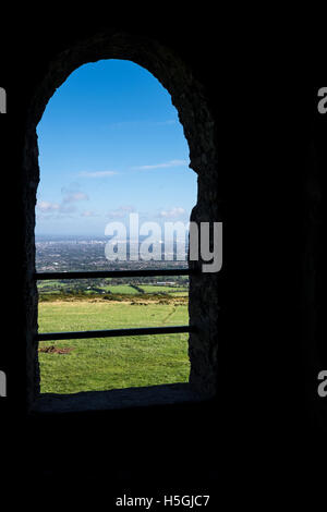 Vue à travers une fenêtre de l'Hellfire Club sur Montpelier Hill à Tallaght, dans la banlieue de Dublin, Irlande Banque D'Images