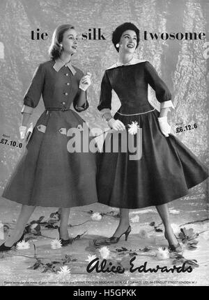 1956 noir et blanc de la publicité pour les vêtements de mode Alice Edwards Banque D'Images