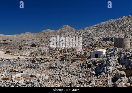 Et à distance de montagne sauvage en haut dans l'intérieur montagneux de l'île de Chalki île près de Rhodes, Dodécanèse, Grèce. Banque D'Images