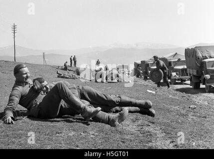 Les soldats allemands se détendre et la réparation de crevaison des pneus dans la région des Ardennes France pendant la Seconde Guerre mondiale Banque D'Images