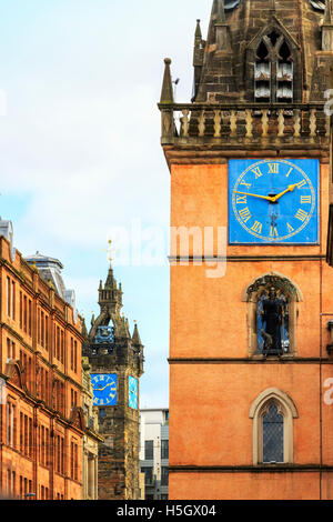 Glasgow tènements, le Tron Theatre de l'horloge et le clocher de la Glasgow Cross, à Merchant City district, Glasgow, Écosse, Royaume-Uni Banque D'Images