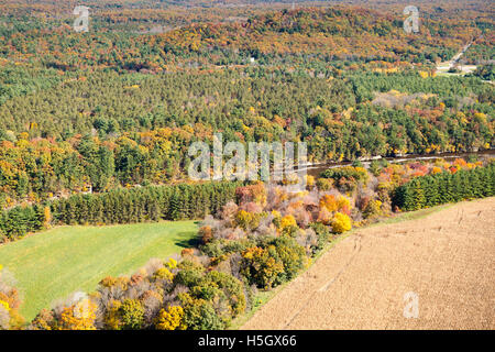 Vue aérienne de la rivière Wisconsin Dells du, juste en amont de la ville de Wisconsin Dells. Banque D'Images