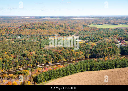 Vue aérienne de la rivière Wisconsin Dells du, juste en amont de la ville de Wisconsin Dells. Banque D'Images