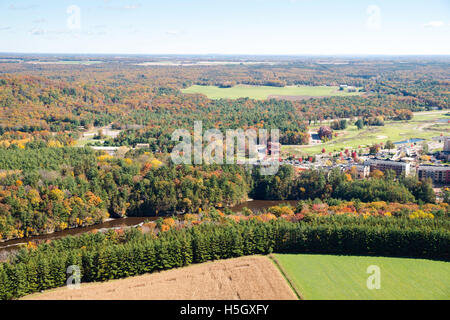 Vue aérienne de la rivière Wisconsin Dells du, juste en amont de la ville de Wisconsin Dells ; Le Chula Vista Resort est sur la th Banque D'Images