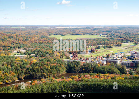 Vue aérienne de la rivière Wisconsin Dells du, juste en amont de la ville de Wisconsin Dells ; Le Chula Vista Resort est sur la th Banque D'Images