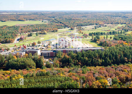 Vue aérienne de la rivière Wisconsin Dells du, juste en amont de la ville de Wisconsin Dells ; Le Chula Vista Resort est en e Banque D'Images