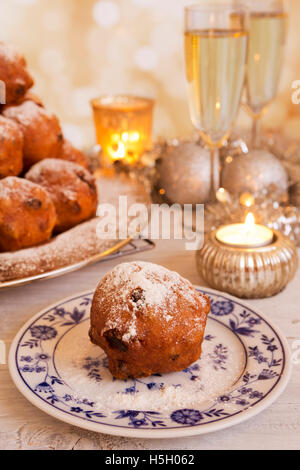 Champagne et "Oliebollen", des pâtisseries pour le Nouvel An. Banque D'Images