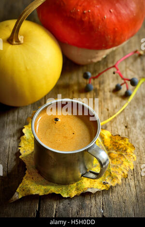 Automne tasse de café et la citrouille sur fond de bois Banque D'Images