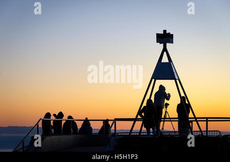 Les gens qui suivent le lever du soleil à partir de Te Mata Peak, Hastings, Hawke Bay, île du Nord, Nouvelle-Zélande Banque D'Images