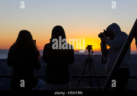 Les gens qui suivent le lever du soleil à partir de Te Mata Peak, Hastings, Hawke Bay, île du Nord, Nouvelle-Zélande Banque D'Images