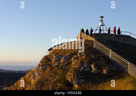 Les gens qui suivent le lever du soleil à partir de Te Mata Peak, Hastings, Hawke Bay, île du Nord, Nouvelle-Zélande Banque D'Images