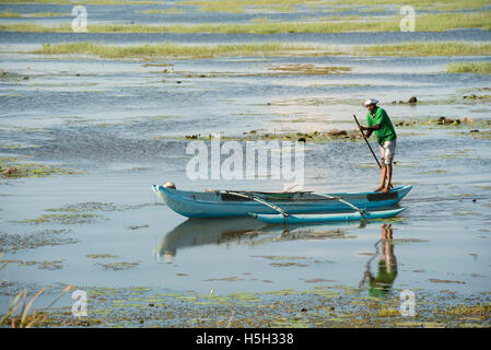 Le pêcheur du géant, réservoir réservoir d'irrigation près de Mannar, Sri Lanka Banque D'Images