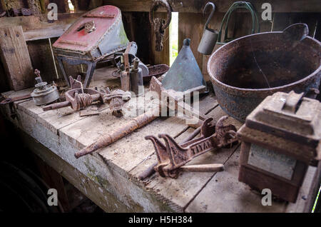 Vieux outils de l'atelier établi, Reikorangi, Waikanae, Wellington, Île du Nord, en Nouvelle-Zélande. Banque D'Images