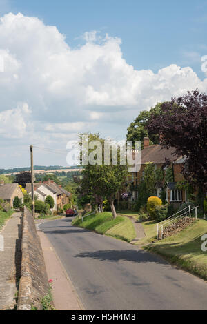 La route à travers de grandes Bourton, North Oxfordshire, Angleterre, RU Banque D'Images