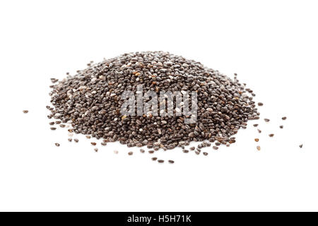 Heap de Chia seeds isolé sur fond blanc Banque D'Images