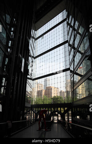 Tours vu de l'intérieur de la green Parkview Green à travers c'est des murs en verre qui laissent passer la lumière pour économiser l'énergie. Banque D'Images
