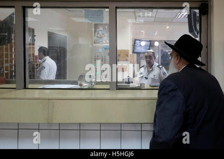 Un homme juif ultra-orthodoxe à la réception d'eshel prison près de la ville de Beer-sheva dans le sud d'Israël Banque D'Images