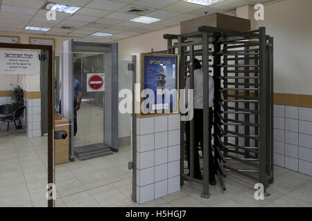 Un visiteur passe par le tourniquet de sécurité en acier inoxydable au hall d'entrée de la prison d'Eshel près de la ville de Beersheba, dans le sud d'Israël Banque D'Images