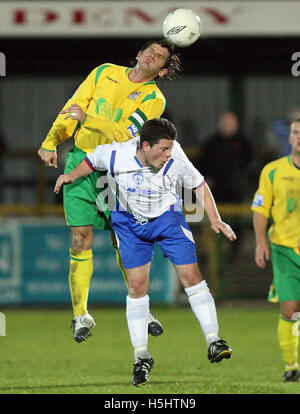 Gary Howard de Thurrock bat Nick Pegg dans l'air - Thurrock vs Billericay Town - Essex Senior Cup à Ship Lane - 30/10/07 Banque D'Images