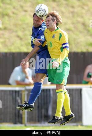 Neil Smith de Welling bat Gary Howard dans l'air - Thurrock vs Welling United - Blue Square South League à Ship Lane - 27/08/07 Banque D'Images