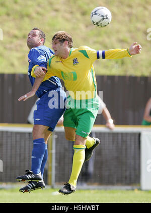 Neil Smith de Welling bat Gary Howard dans l'air - Thurrock vs Welling United - Blue Square South League à Ship Lane - 27/08/07 Banque D'Images