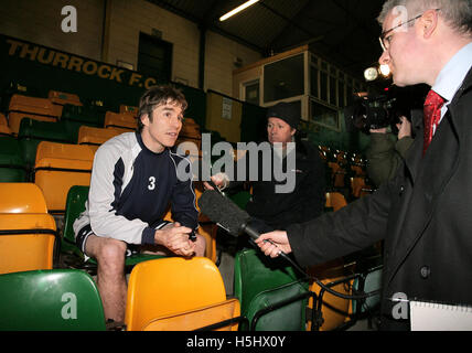 Justin Grégoire de Havant, susceptible d'être suspendu pour son historique du club FA Cup Match à Anfield contre Liverpool, photographié à parler aux médias dans le stand à Thurrock Thurrock - Club de Football vs Havant & Waterlooville - Blue Square South à Ship Lane - 23/01/08 Banque D'Images