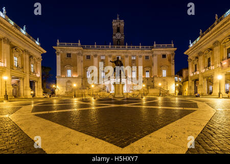 Piazza del Campidoglio avec Palazzo Senatorio et la réplique de la statue équestre de Marc-aurèle, Rome, Latium, Italie Banque D'Images