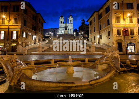 Vue de la nuit de Fontana della Barcaccia et les marches espagnoles, Piazza di Spagna, Rome, Latium, Italie Banque D'Images