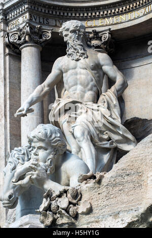Vue rapprochée de la sculptures en marbre ornant la fontaine de Trevi, Rome, Latium, Italie Banque D'Images