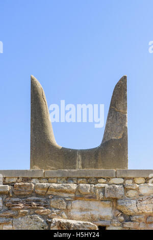 Cornes restauré de la consécration sur la façade sud, le symbole de l'époque Minoenne, bull sacré Cnossos, Crète, Grèce Banque D'Images