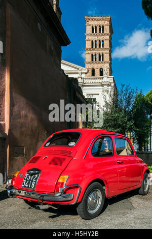 Ancienne Fiat 500 voiture garée avec Basilica dei Santi Bonifacio ed Alessio en arrière-plan, Rome, Latium, Italie Banque D'Images