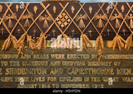 Royaume-uni, Angleterre, Cheshire, Siddington, All Saints Church, Harvest Festival, apôtres et sainte trinité corn dollies Banque D'Images