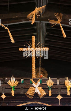 Royaume-uni, Angleterre, Cheshire, Siddington, All Saints Church, Harvest Festival, crucifix et angel sur chariots de maïs rood Banque D'Images