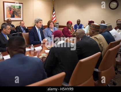 Le secrétaire d'Etat John Kerry se réunit avec les gouverneurs du nord du Nigeria au Département d'Etat, 19 octobre 2016 à Washington, DC. Banque D'Images