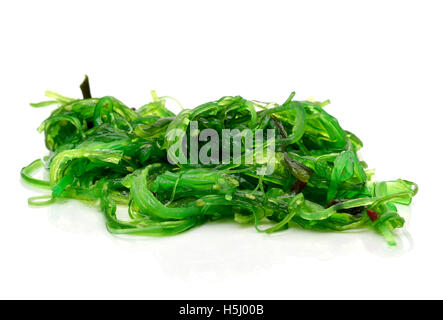 Salade d'algues wakame goma ou sur un fond blanc Banque D'Images