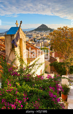 La colline du Lycabette et une petite église orthodoxe grecque à l'Anafiotika, Athènes. Banque D'Images