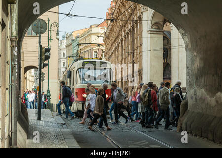 Rue animée dans la vieille ville de Prague, République tchèque. Banque D'Images