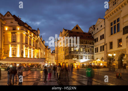 La nuit tombe sur la place de la vieille ville à Prague, en République tchèque. Banque D'Images