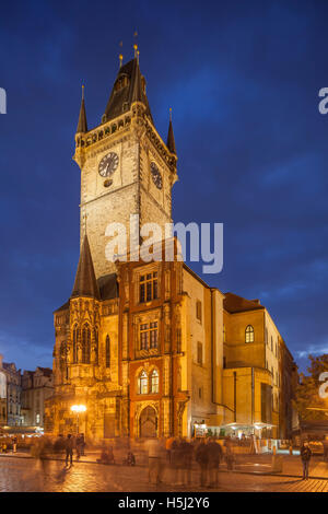 La nuit commence à l'hôtel de ville médiéval dans la vieille ville de Prague, République tchèque. Banque D'Images