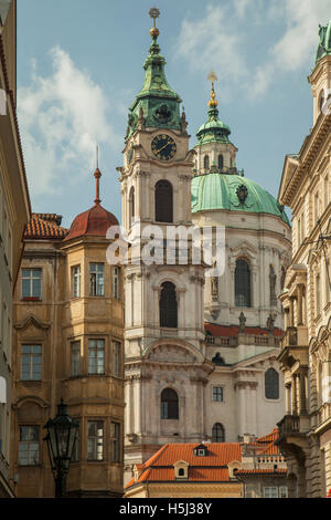 Après-midi d'automne dans Mala Strana (trimestre), Prague, République tchèque. À la direction de St Nicholas church. Banque D'Images