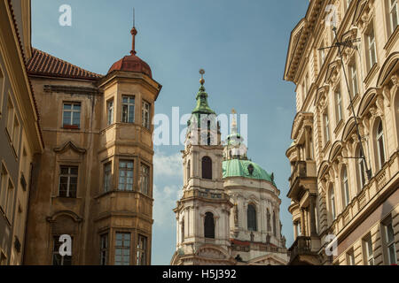 Après-midi d'automne dans Mala Strana (trimestre), Prague, République tchèque. À la direction de St Nicholas church. Banque D'Images