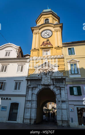 Tour de l'horloge ville baroque au-dessus de la porte d'arches reliant le Korzo au centre-ville, conçu par Filbert Bazarig en 1876, Rije Banque D'Images