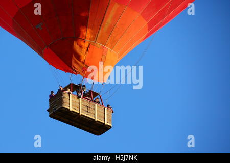 Ballon vierge au décollage à un champ dans Henley on Thames, Oxfordshire, UK Banque D'Images