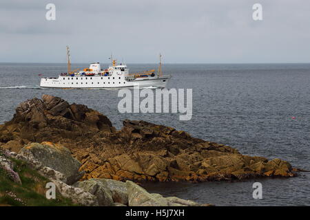 Le Scillonian III Approche Ferry St Mary's sur les îles Scilly, UK Banque D'Images