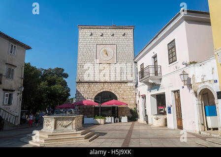 Grande Place avec la mairie, un 15h siècle avec tour de l'horloge du 16ème siècle et 16ème siècle, un à six faces, et sur la ville de Krk est Banque D'Images